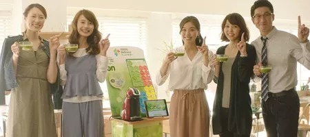ウェルネス アンバサダー写真 職場 笑顔 みんなが抹茶を囲んでいる