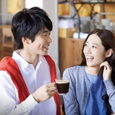写真 コーヒーを飲むお客様