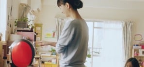 写真 家庭でも 笑顔 抹茶を囲んでいる