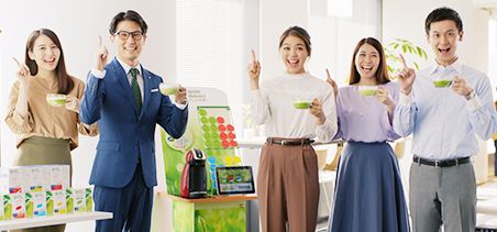 写真 職場でも 笑顔 みんなが抹茶を囲んでいる