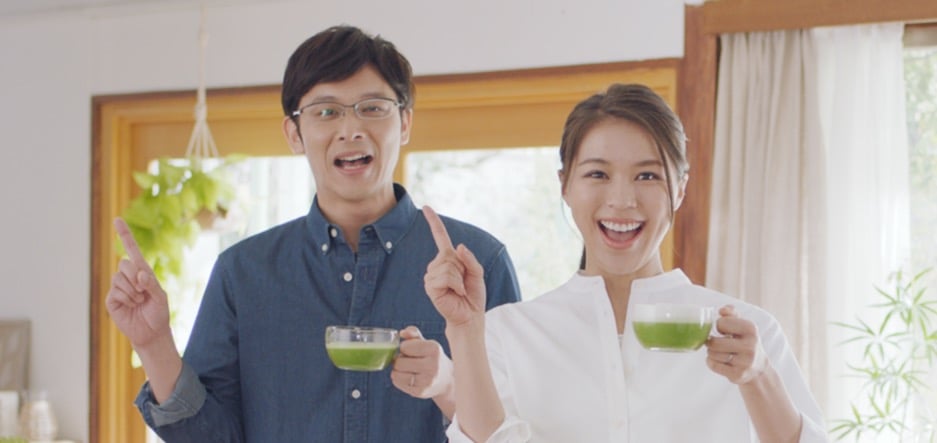 写真 自宅 笑顔 みんなが抹茶を囲んでいる
